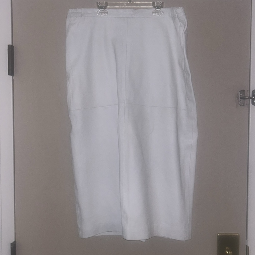 WHITE LEATHER-BELOW THE KNEE SKIRT W/BACK SPLITN